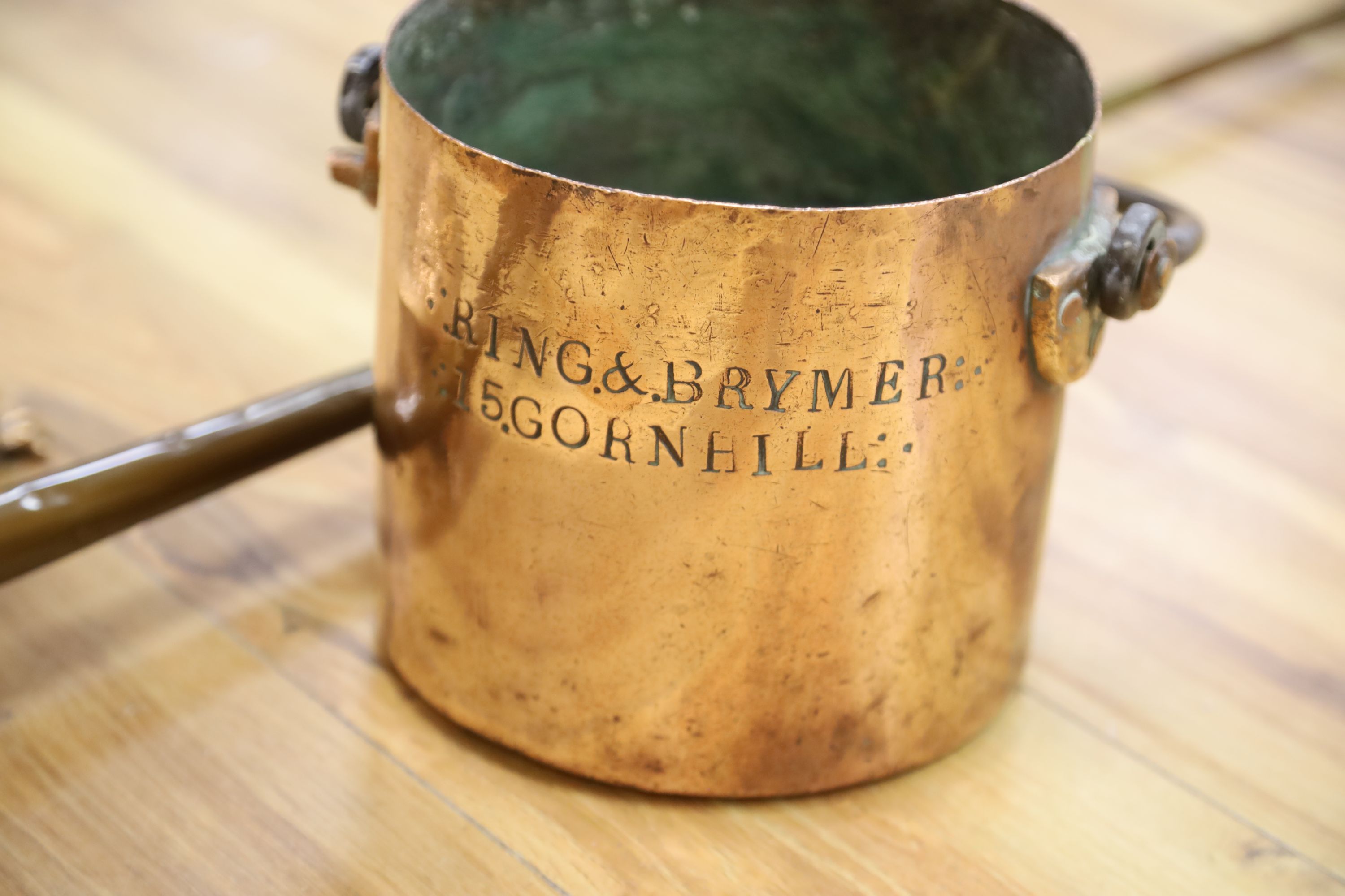 A Victorian copper measure, a coaching horn and a samovar